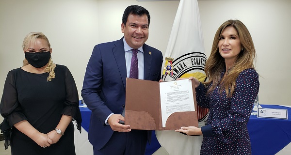 Cámara ecuatoriano americana de comercio de Guayaquil es condecorada por la Asamblea Nacional
