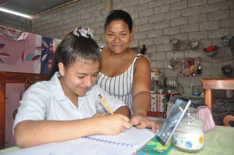 64 mil estudiantes de Quevedo y Mocache regresan a clases en sus casas