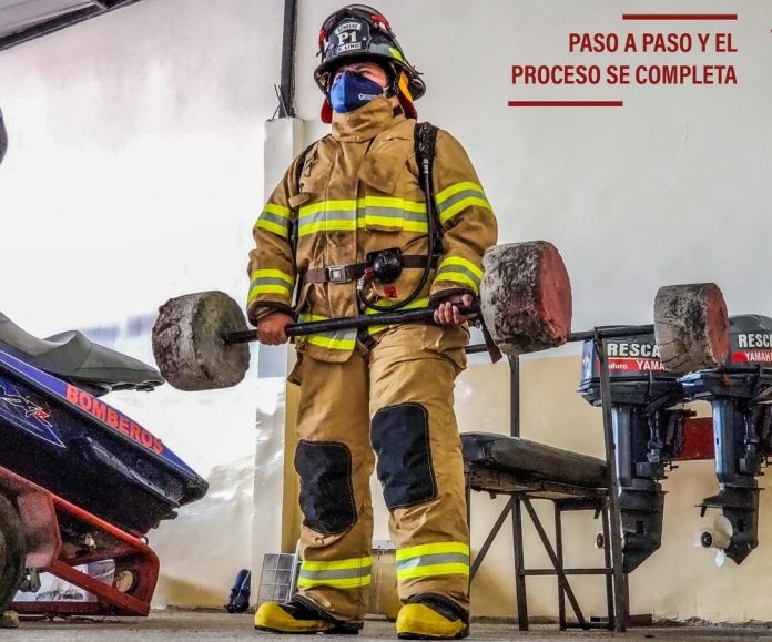 Betsy Lino usa su uniforme de bombera con orgullo y se prepara todos los días.