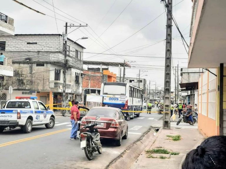 Joven arrollado en su bicicleta por un bus en el centro de Babahoyo