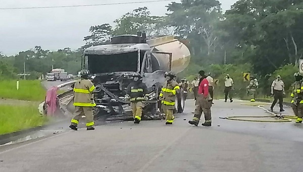 En Sucumbíos, hombre murió calcinado; su camioneta y un tanquero se impactaron