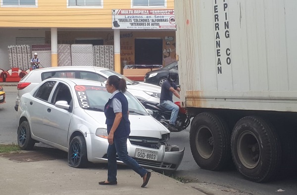 En Quevedo, trailer y auto protagonizan accidente de tránsito