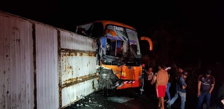 Bus Esmeraldas, tráiler y camión chocan en la vía Ventanas-Puebloviejo