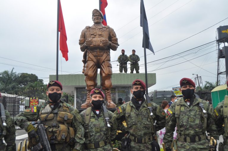 La escultura de un paracaidista resalta el trabajo del Grupo de Fuerzas Especiales #26 Cenepa al ingreso de Quevedo
