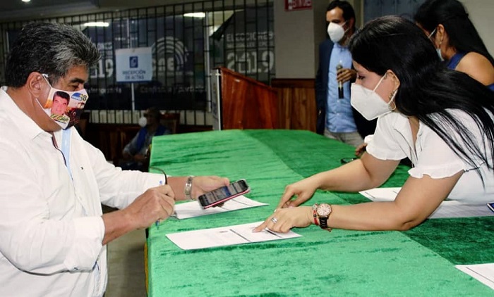 Patricio ‘El Cholo’ Mendoza inscribió su candidatura para asambleísta por Los Ríos