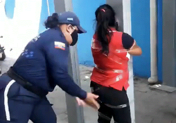 Vendedora informal es agredida por agente municipal de Durán; la mujer tiene discapacidad auditiva y de lenguaje