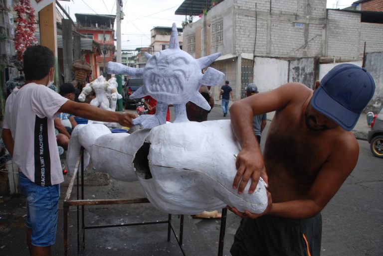 Artesanos esperan resoluciones del COE para la feria de monigotes