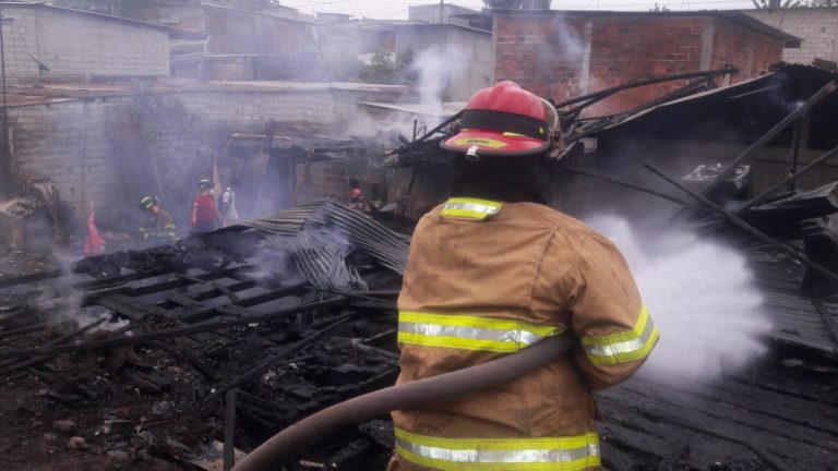 Voraz incendio en Quevedo dejó 17 personas en la calle