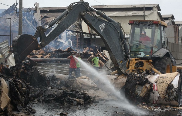 Incendio en la fábrica de cartón en Durán continúa