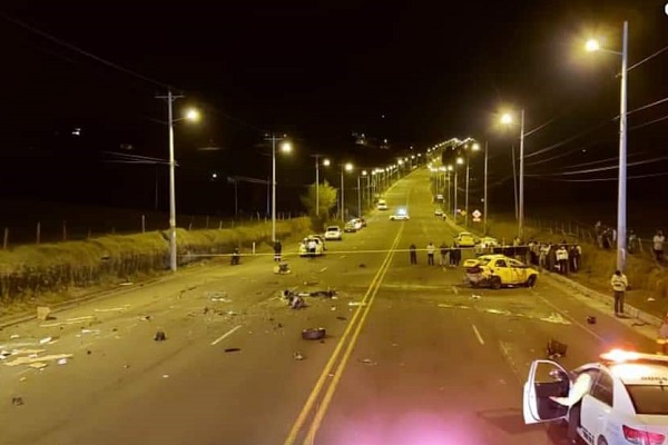 En Latacunga, Choque entre una camioneta y un taxi deja dos personas fallecidas