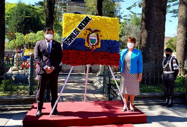 Presidente de la Asamblea Nacional, César Litardo participa en entrega ofrenda floral por el bicentenario de Independencia de Cuenca