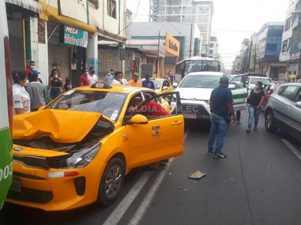Accidente de tránsito en Quevedo, bus urbano, taxi y camioneta se chocaron