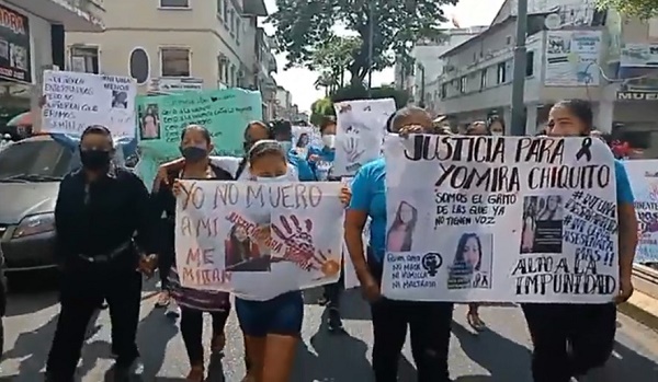 Con un plantón decenas de personas exigieron justicia por el femicidio de Yomira en Babahoyo