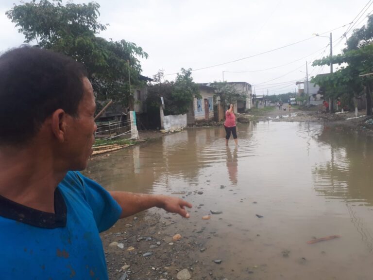 Las lluvias ya causan estragos en barrios de Quevedo