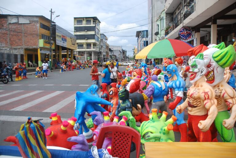 Los ‘años viejos’ y la pirotecnia se venden en la calle Décima, centro de Quevedo