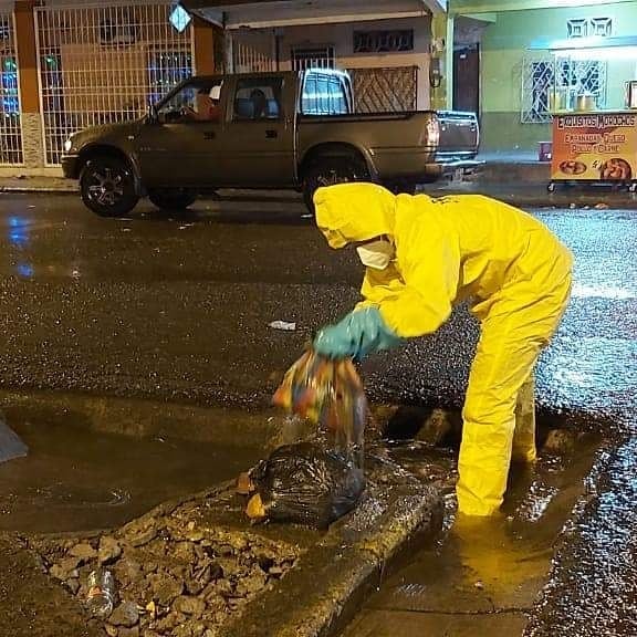 Lluvias inundaron varias calles en Babahoyo, la basura taponó alcantarillas