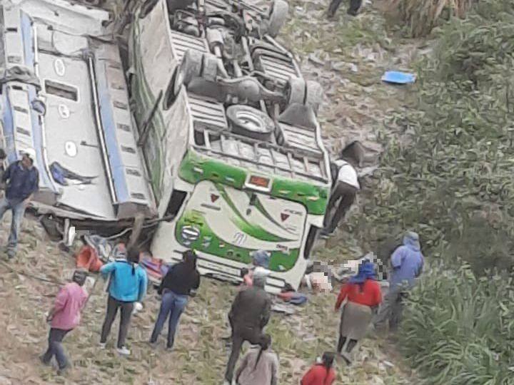 Seis fallecidos y trece heridos tras la caída de bus a un barranco en Salcedo