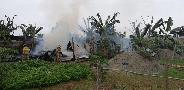 En Quevedo, dos viviendas fueron consumidas en su totalidad por las llamas