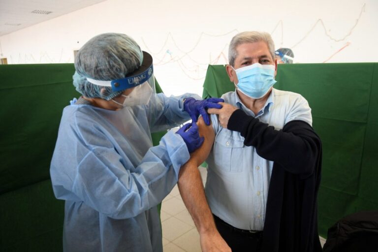 Los primeros en recibir vacuna contra la Covid en Ecuador serán: personal de salud y adultos mayores