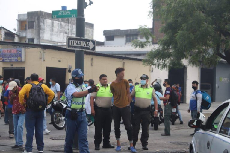 Apuñalan a dos personas en el centro de Guayaquil durante asaltos