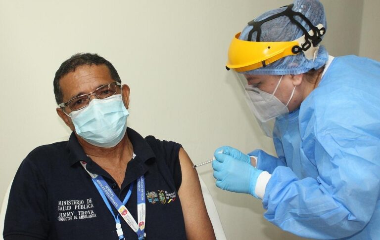 Médicos, enfermeras, conductores de ambulancia y adultos mayores, los primeros vacunados en Los Ríos