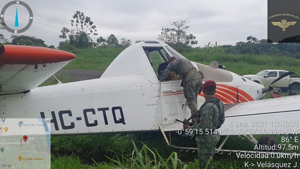 Avioneta realizó aterrizaje de emergencia en la pista del cuartel de Quevedo