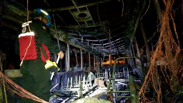 En Quito, tres buses fueron consumidos por las llamas mientras estaban en su estación