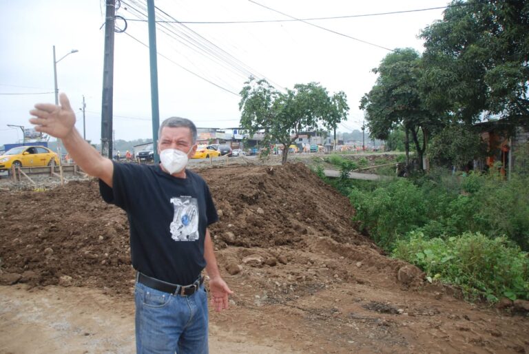 Quevedo: Moradores de la Santa María denuncian taponamiento de zanja por obra civil