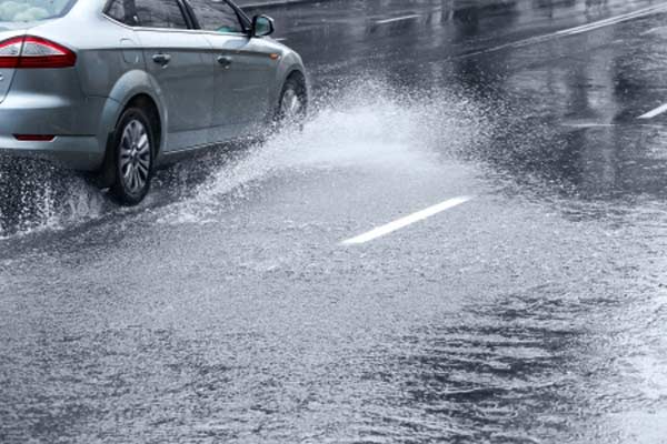 Consejos para evitar accidentes cuando se conduce en la lluvia