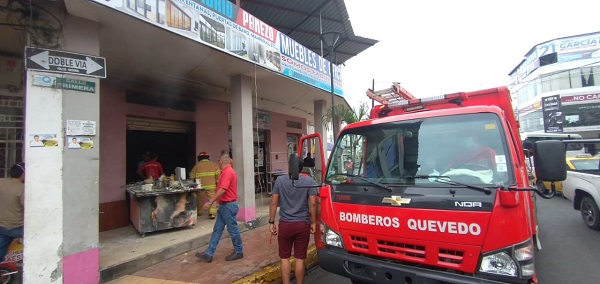 Pérdidas materiales deja un incendio en una vidriería de la ciudad de Quevedo