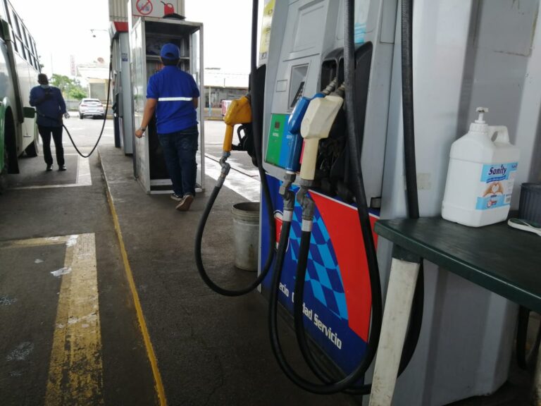 Ecuador: Gasolina extra y ecopaís suben su precio por galón
