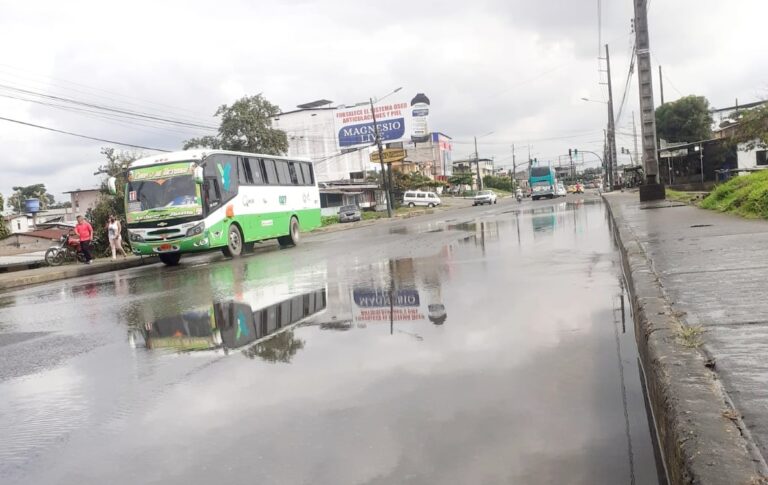 La zona alta de Quevedo otra vez se queda sin agua por rotura de tubería