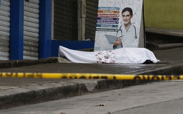 Al menos una persona muere cada hora por Covid-19 en Ecuador