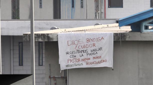 Presos piden “tranquilidad” a través de un cartel que se podía ver desde el exterior del centro carcelario