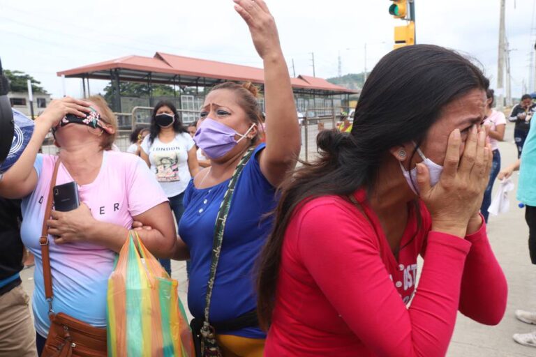 Desesperación e incertidumbre en los exteriores de las cárceles, frente a la ola de violencia