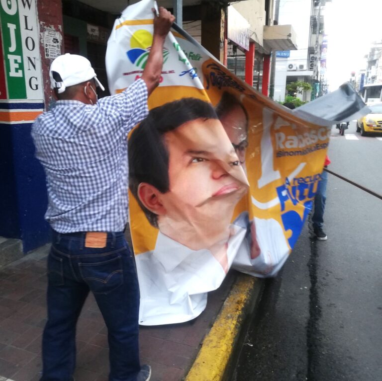Municipio de Quevedo retira propaganda electoral de los espacios públicos y privados, incluso de los presidenciables a la segunda vuelta