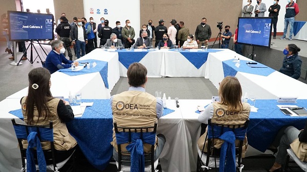 Ecuador: Diálogo del CNE con candidatos Pérez y Lasso se convierte en reunión de dimes y diretes