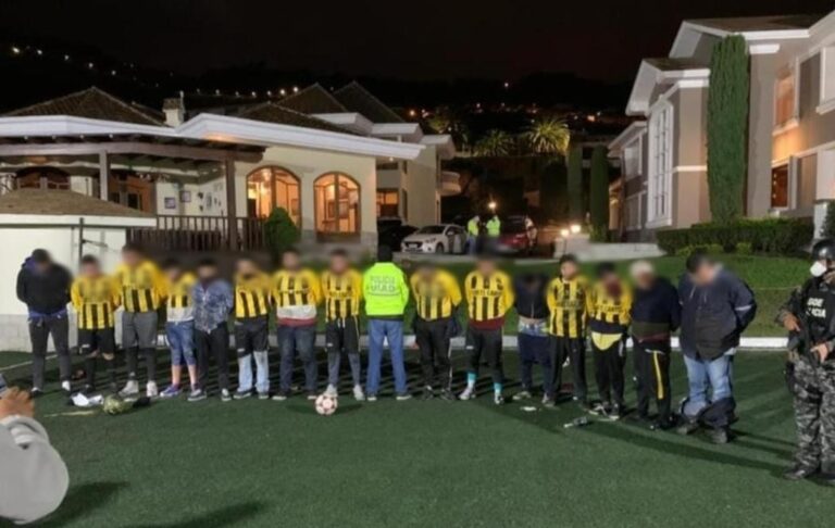 Disfrazados de futbolistas intentaron robar viviendas en Ambato