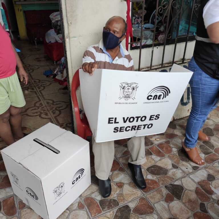 CNE Los Ríos realizó con éxito el programa Voto en Casa