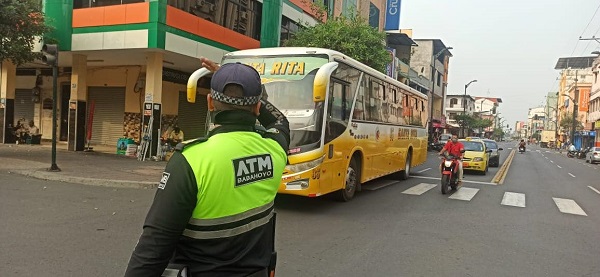 En Babahoyo se paralizan los buses urbanos y taxistas, exigen alza de pasaje