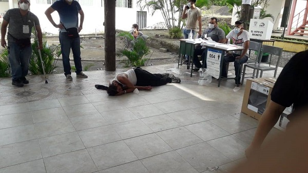 Hombre cae al piso cuando se disponía a votar en la Universidad Técnica de Manabí