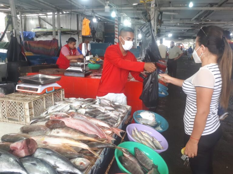 Comerciantes de pescados y mariscos esperan repunte por Semana Mayor
