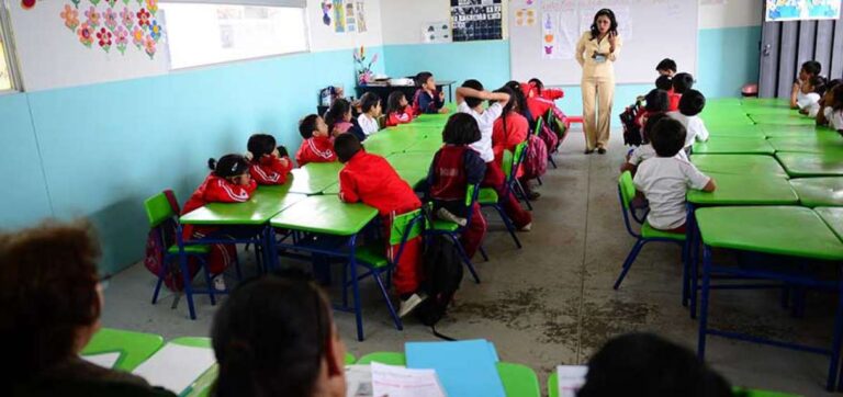 Docentes del sector público tendrán salario básico de mil dólares mensuales