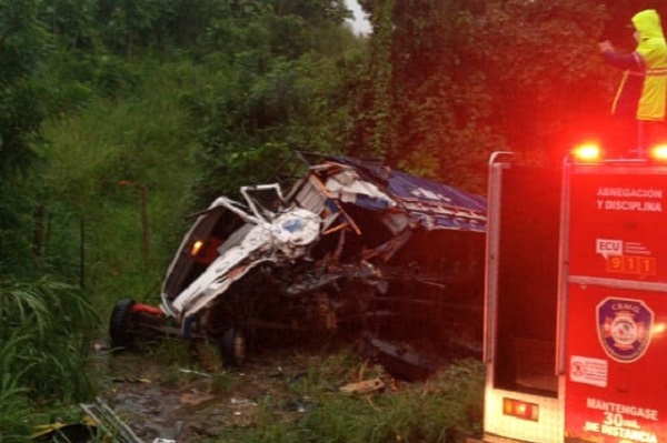 Fallece conductor de camión que se chocó con un trailer en Quevedo