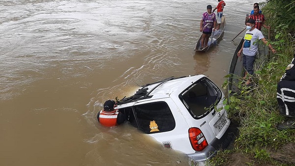 Dos de tres integrantes de una familia vinceña que cayó al río Quevedo han sido rescatados