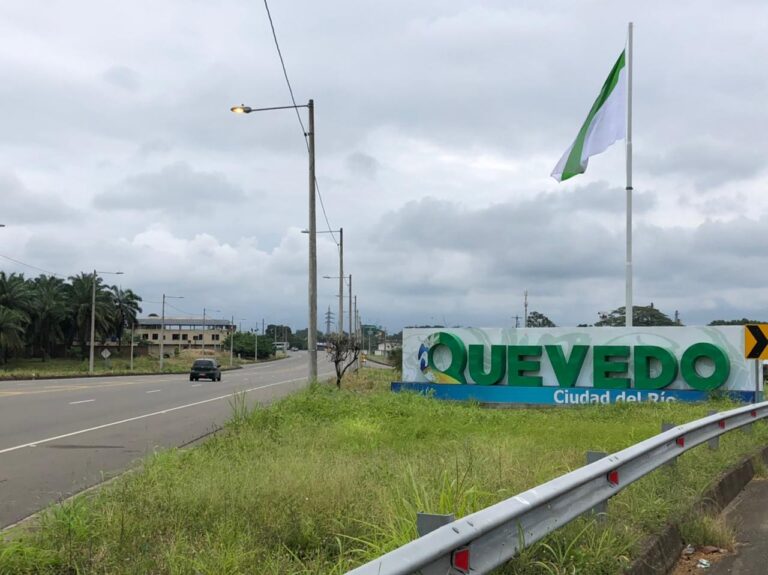 Polémica entre Quevedo y Mocache por un letrero y una bandera