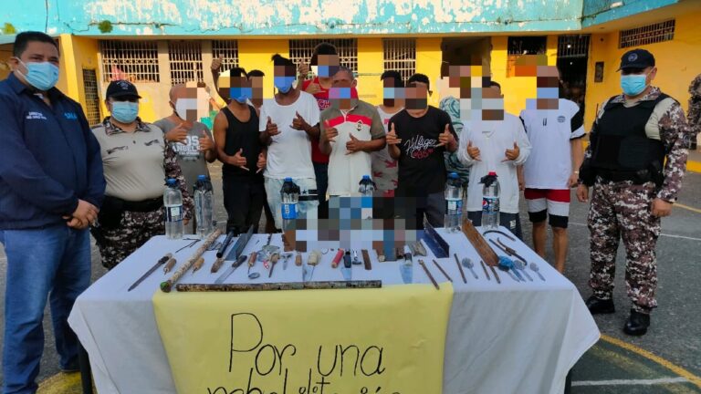 Reos de Quevedo entregan voluntariamente sus armas