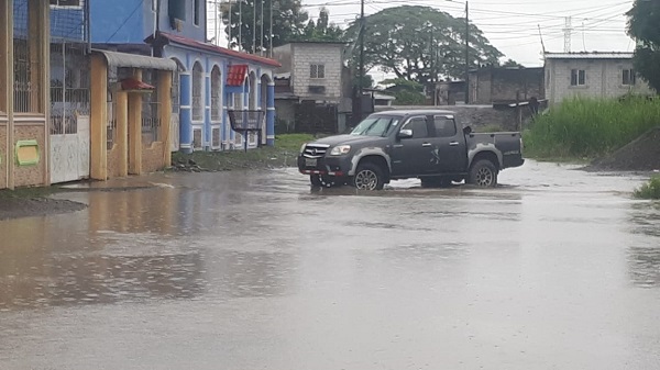 Calles anegadas, accidentes de tránsito efectos de lluvia en Quevedo