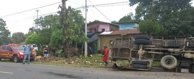 Accidente de tránsito entre un trailer y un camión en la vía a El Empalme