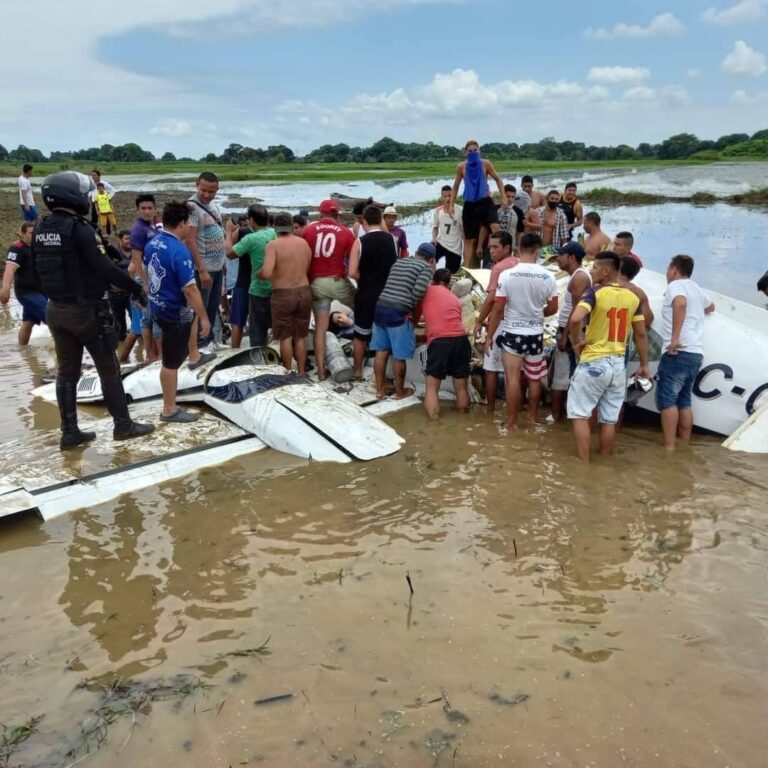 Avioneta se estrelló en Salitre, provincia de El Guayas, se reportan personas fallecidas